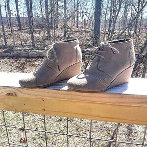 TOMS Taupe Desert Wedge Booties 8.5 Boho Chic Neutral Suede 3" Heel